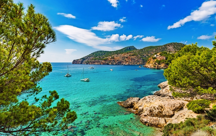 Idyllische Seeansichtlandschaft der Bucht mit Booten auf Majorca-Insel