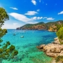 Idyllische Seeansichtlandschaft der Bucht mit Booten auf Majorca-Insel