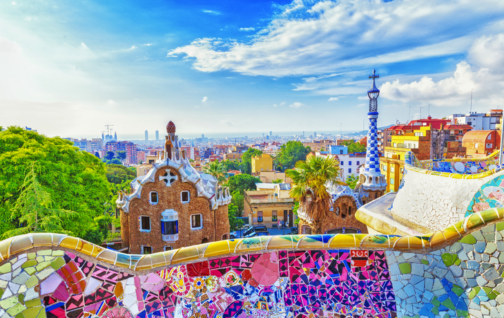 Barcelona,Spanien,Park Güell. Fanrastic-Ansicht der berühmten Bank in Park Guell in Barcelona,berühmtes und extrem beliebtes Reiseziel in Europa.