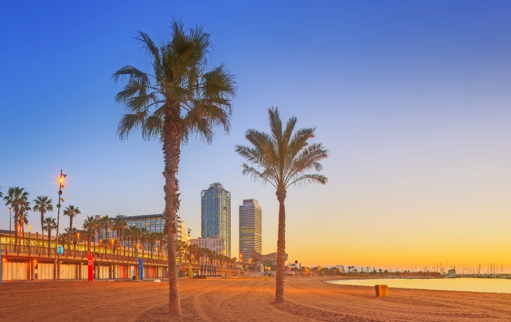 Barceloneta Beach in Barcelona bei Sonnenaufgang