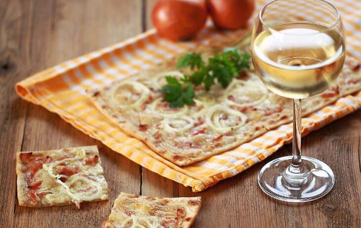 Flammkuchen mit Speck und Zwiebeln