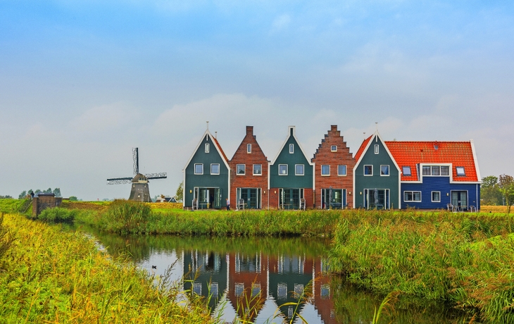 Volendam ist eine Stadt in Nord-Holland in den Niederlanden. Farbige Häuser des Marineparks in Volendam. Nordholland, die Niederlande
