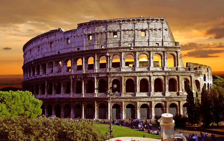 Colosseum mit italienische Pizza in Rom, Italien