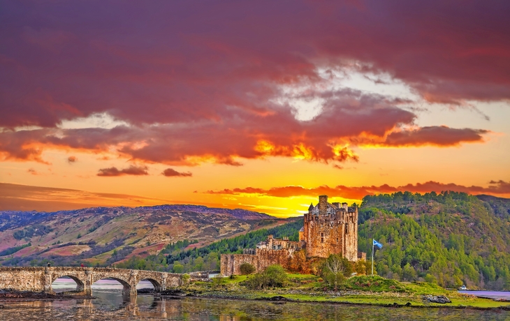 Eilean Donan Schloss gegen Sonnenuntergang in den Hochländern von Schottland