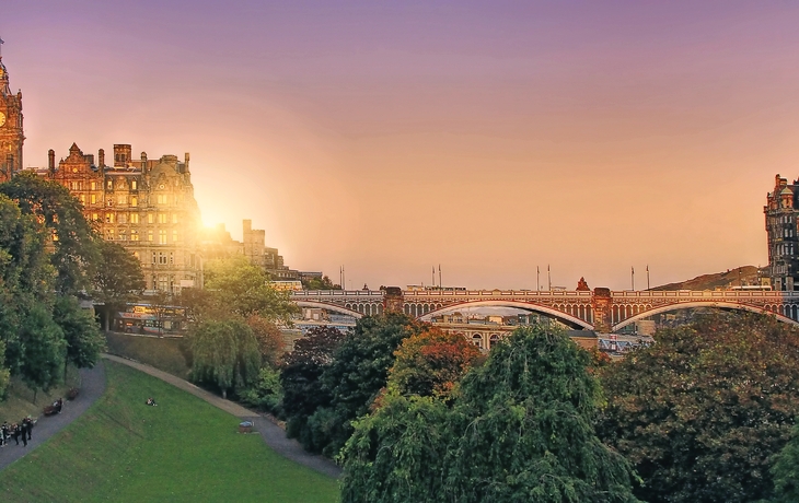 Panoramablick auf Edinburgh, Schottland, Großbritannien mit der untergehenden Sonne