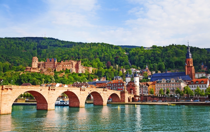 Schöne Aussicht auf Alte Brücke und Schloss