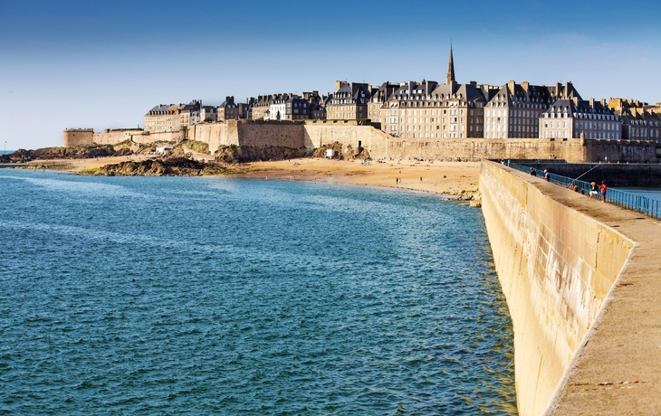 Blick über die Stadtmauer von Saint-Malo von Maulwurf, Bretagne, Frankreich