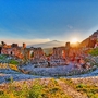 Antikes Theater von Taormina mit Ätna Vulkan bei Sonnenuntergang ausbrechen