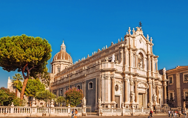 Piazza Duomo oder Domplatz mit Kathedrale von Santa Agatha oder Catania Duomo in Catania